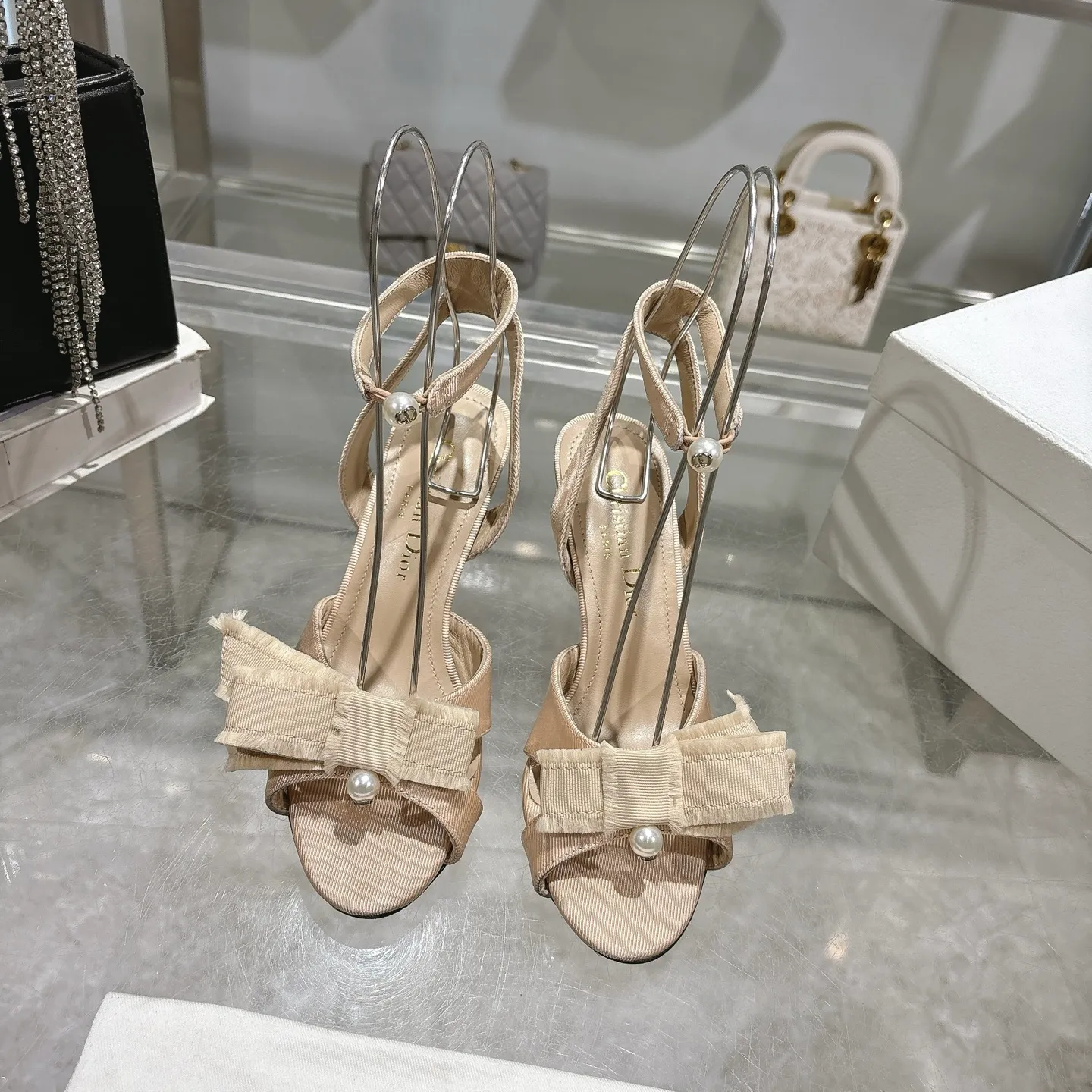 👟👟Ex-factory price 520👟👟 🎆Fringed webbing women's shoes Dior Dior 2024 spring and summer catwalk new Adiorble women's shoes CD star's same fashion tassel bow square head pearl letter logo hardware buckle high-heeled hollow sandals The top high-end version on the market Upper: original customized tassel grosgrain Lining: sheepskin lining foot pad Outsole: Italian leather outsole Heel height: 8.5cm Size: 34-41 (34.40.41. Customization is non-refundable)